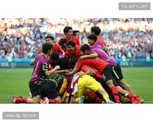 足球赛场惊心一刻 彩虹过人遭防守断球反击对方完成绝杀